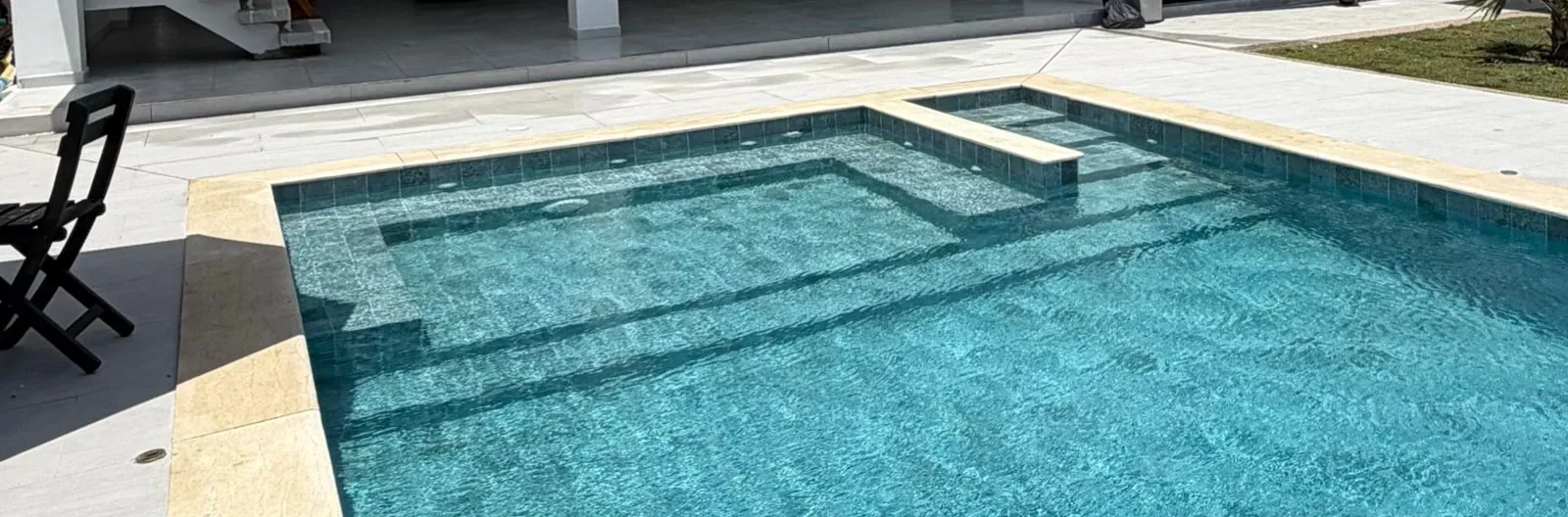 Imagen ilustrativa de un jacuzzi en una terraza tropical